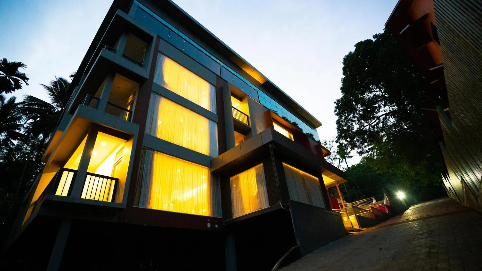 Bluemist Resorts Athirappilly
